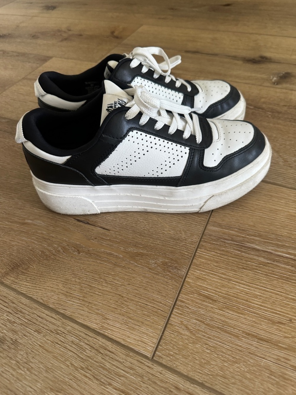 Le Tigre Women's Black & White Low-Top Sneakers